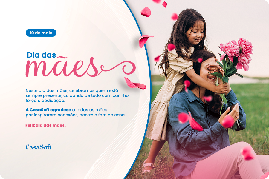 Card comemorativo de Dia das Mães da CasaSoft. À esquerda, o texto 'Dia das Mães - 10 de maio' seguido pela mensagem: 'Neste dia das mães, celebramos quem está sempre presente, cuidando de tudo com carinho, força e dedicação. A CasaSoft agradece a todas as mães por inspirarem conexões, dentro e fora de casa. Feliz dia das mães.' À direita, uma foto de uma menina cobrindo os olhos da mãe em um jardim, com pétalas de flores rosas caindo ao redor delas.