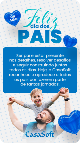 Card comemorativo de Dia dos Pais da CasaSoft. À direita, um pai sorridente carrega o filho nos ombros. À esquerda, o texto: 'Feliz Dia dos Pais - 09 AGO. Ser pai é estar presente nos detalhes, resolver desafios e seguir construindo juntos todos os dias. Hoje, a CasaSoft reconhece e agradece a todos os pais por fazerem parte de tantas jornadas.' Logo CasaSoft na parte inferior.