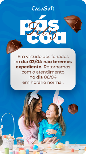 Banner de Páscoa da CasaSoft. O logo está no topo sobre fundo azul. Abaixo, o título 'Páscoa Feliz' seguido por um card branco com o aviso de fechamento: 'Em virtude dos feriados no dia 03/04 não teremos expediente. Retornamos com o atendimento no dia 06/04 em horário normal.' Na parte inferior, a foto da mulher e da criança sorrindo com orelhas de coelho, ladeada por ovos de chocolate flutuantes.